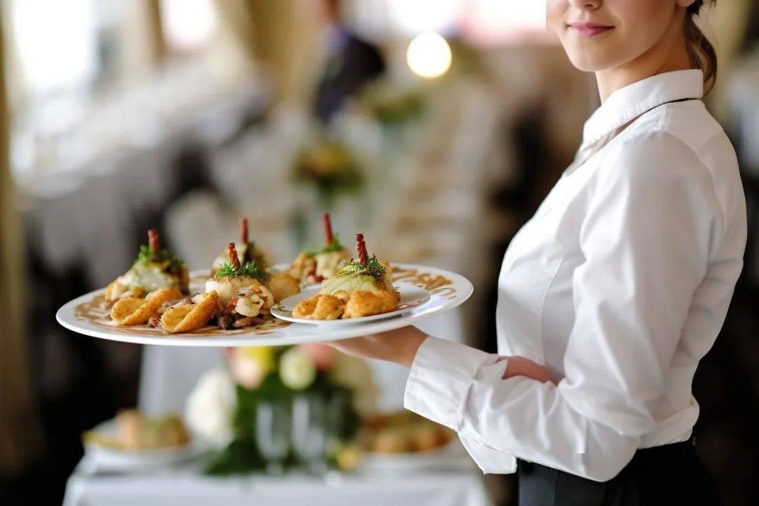 稱呼“waiter”是否不禮貌？——解析餐飲服務中的語言細節與尊重之道